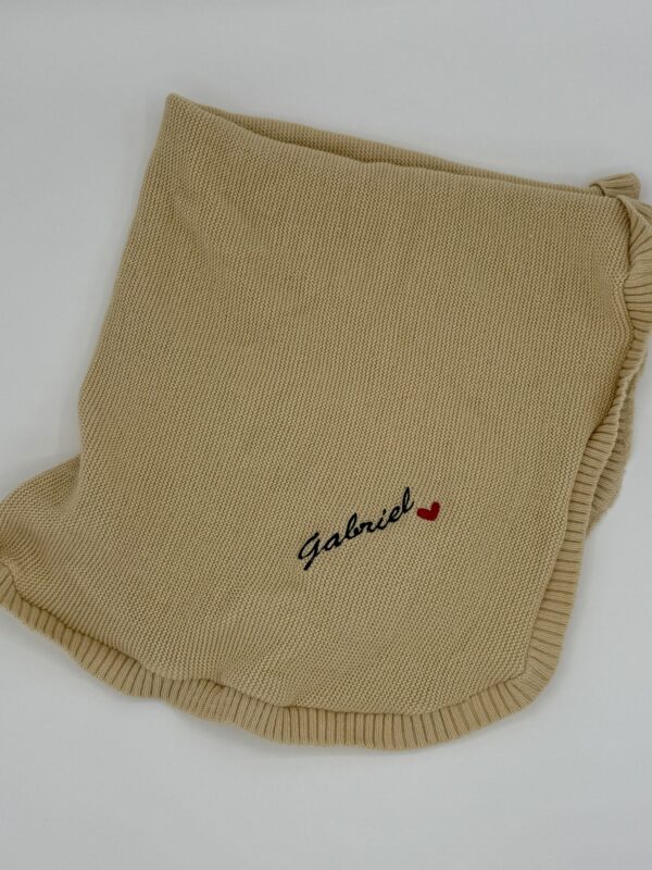 Ensemble pyjama brodé 3 pièces, doudou et couverture – Image 6