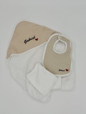 Cape de bain brodée, gant de toilette et bavoir