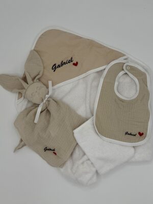 Cape de bain brodée, bavoir et doudou